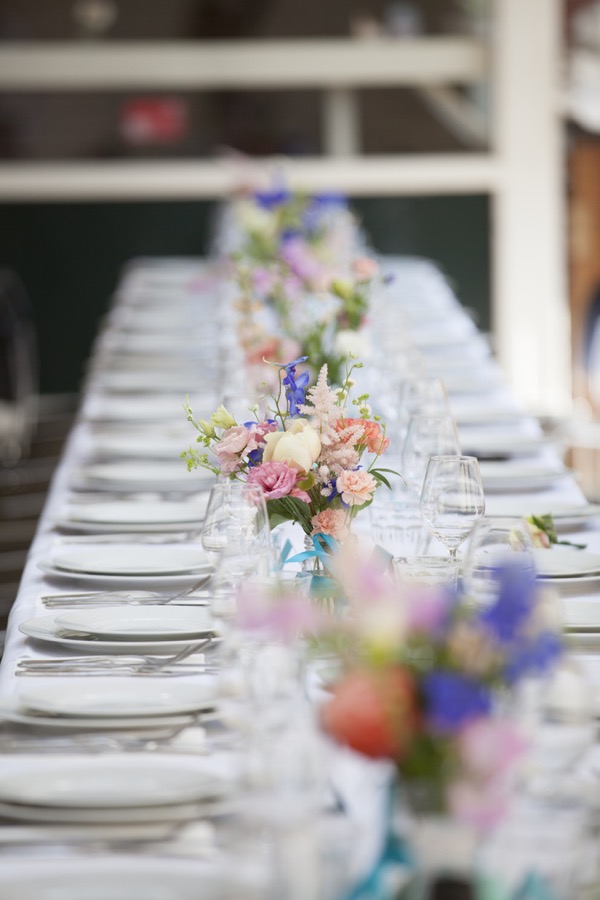Bloemen op tafel bij een bruiloft