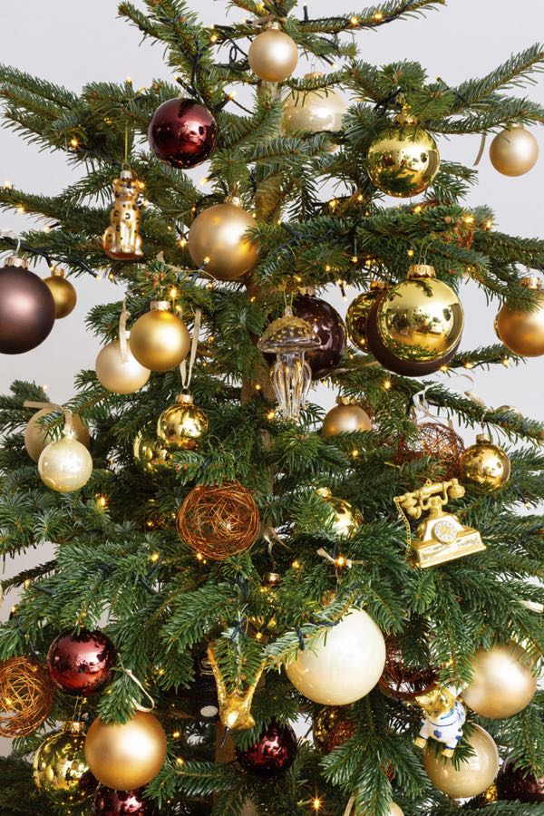 Gedecoreerde kerstboom met bronzen decoraties